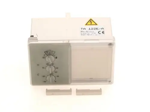 Regler von Bosch mit zwei Drehknöpfen zur Temperatureinstellung und einem klaren Sichtfenster. Warnsymbol für elektrische Spannung sichtbar.